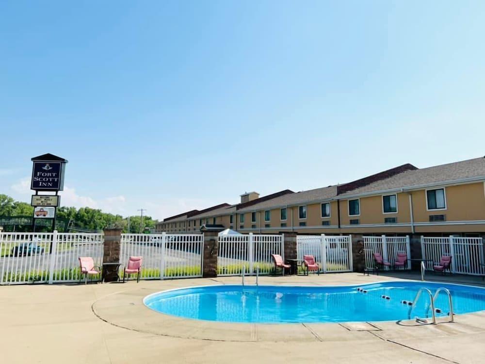 Super 8 By Wyndham Fort Scott Exterior foto